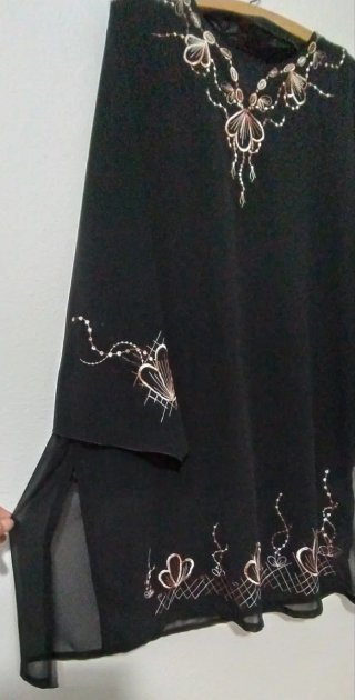 Túnica negra bordada