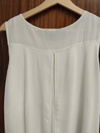 Blusa blanca plisada sin mangas