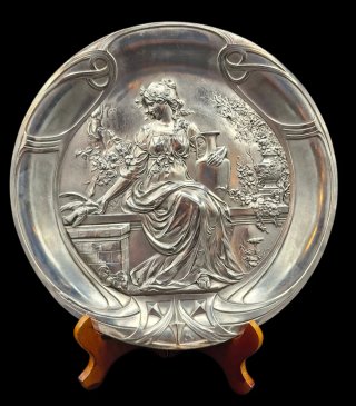 Plato Art Nouveau con scena classica da appendere