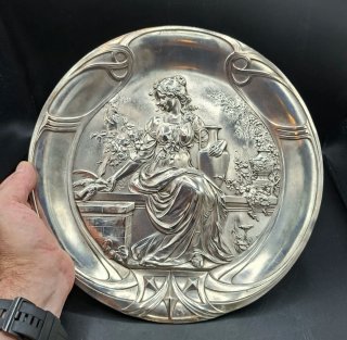 Plato Art Nouveau con scena classica da appendere
