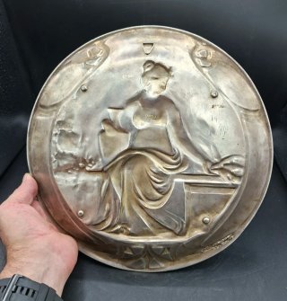 Plato Art Nouveau con scena classica da appendere