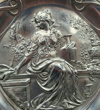 Plato Art Nouveau con scena classica da appendere