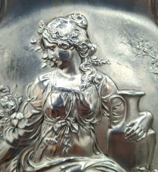 Plato Art Nouveau con scena classica da appendere