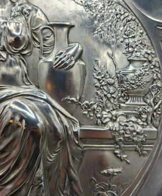 Plato Art Nouveau con scena classica da appendere