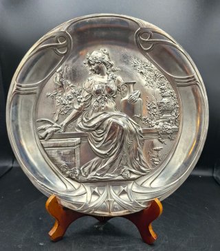 Plato Art Nouveau con scena classica da appendere