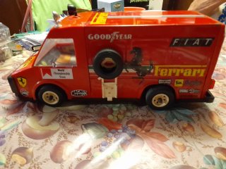 Camion furgone Ferrari in Metallo