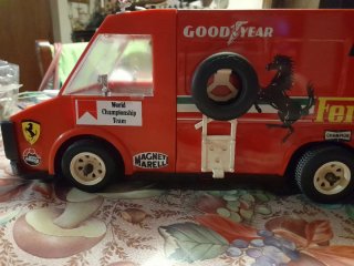 Camion furgone Ferrari in Metallo