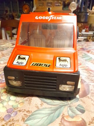 Camion furgone Ferrari in Metallo