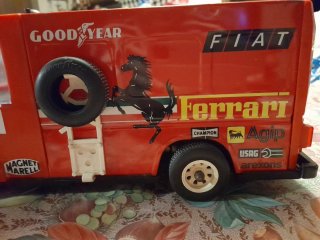 Camion furgone Ferrari in Metallo
