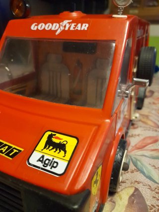 Camion furgone Ferrari in Metallo