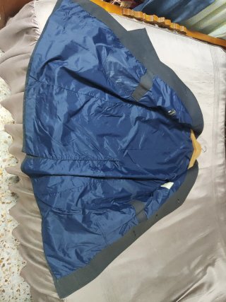 Gabardina azul y gris