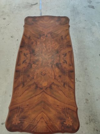 Tavolo in legno massiccio intarsiato