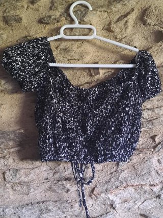 Crop top fruncido blanco y negro