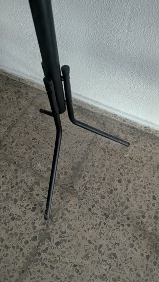 Perchero de pie negro