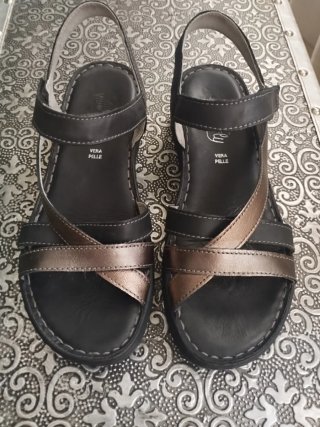 Sandalias de piel negras y plateadas