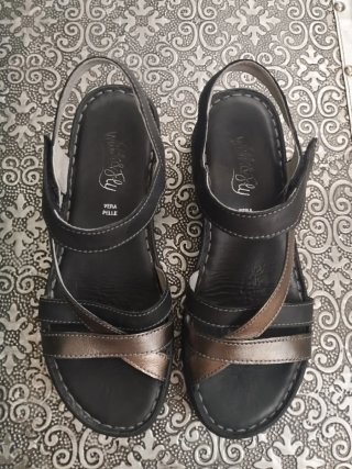 Sandalias de piel negras y plateadas