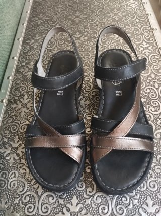 Sandalias de piel negras y plateadas