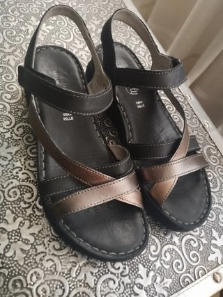 Sandalias de piel negras y plateadas