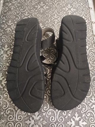 Sandalias de piel negras y plateadas