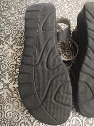 Sandalias de piel negras y plateadas