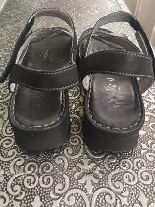 Sandalias de piel negras y plateadas