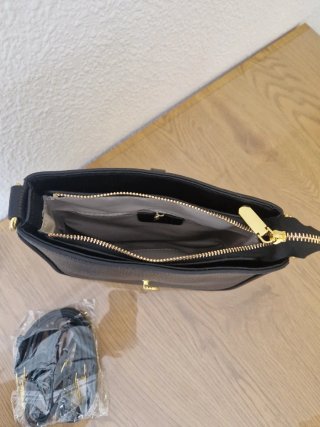 Bolso negro con correa