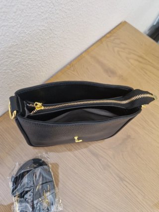 Bolso negro con correa