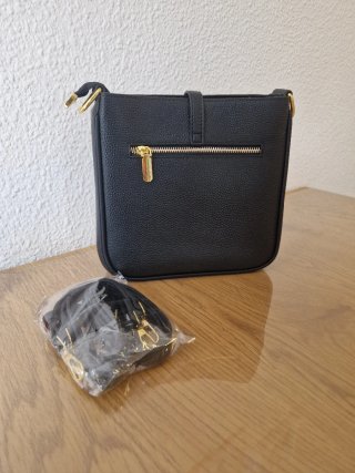 Bolso negro con correa