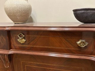 Mueble de madera con detalles dorados