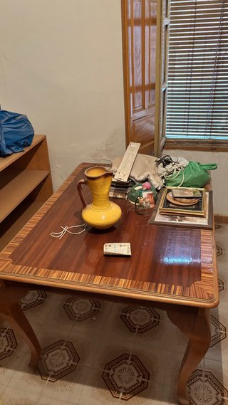 Mesa de madera vintage con detalles