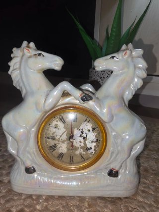 Figura de reloj con caballos