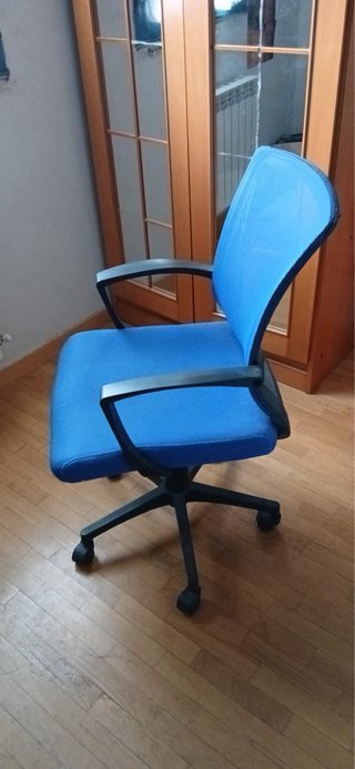Silla de oficina ergonómica azul y negra