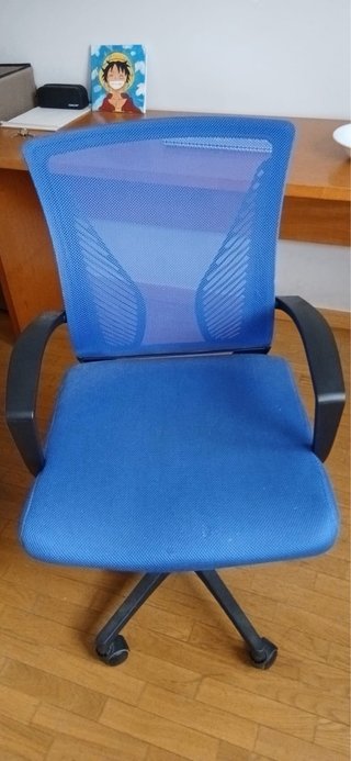 Silla de oficina ergonómica azul y negra