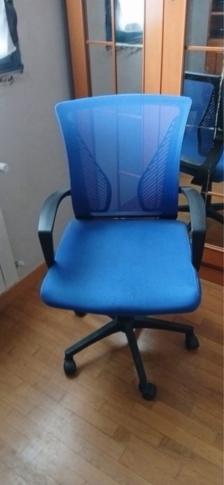 Silla de oficina ergonómica azul y negra