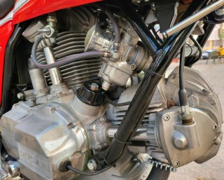 Ducati Darmah 900 Roja y Dorada