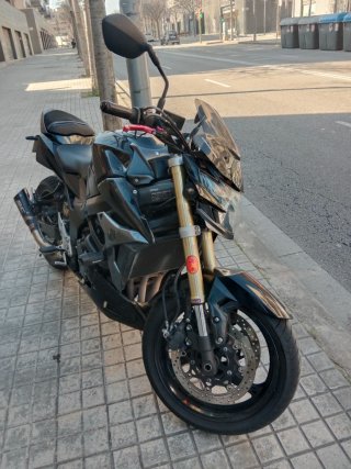 Suzuki GSR 750 Negra