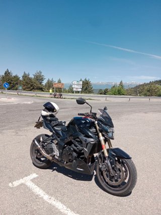 Suzuki GSR 750 Negra
