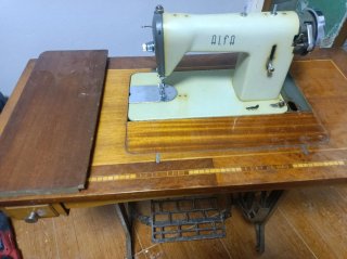 Máquina de coser Alfa modelo 53 a pedal