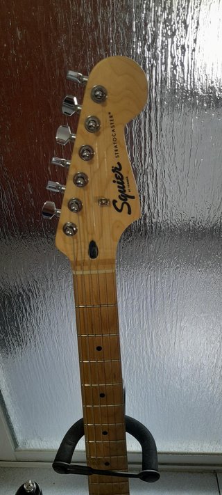 Pack Guitarra Squier y Amplificador SP-10