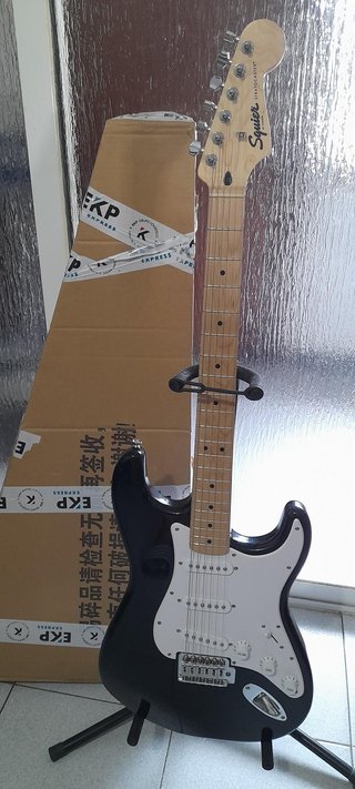 Pack Guitarra Squier y Amplificador SP-10