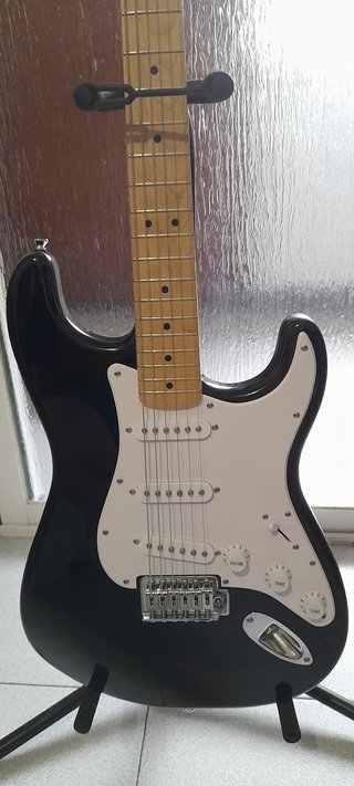 Pack Guitarra Squier y Amplificador SP-10