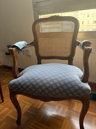 2Sillas antiguas madera maciza y respaldo ratán
