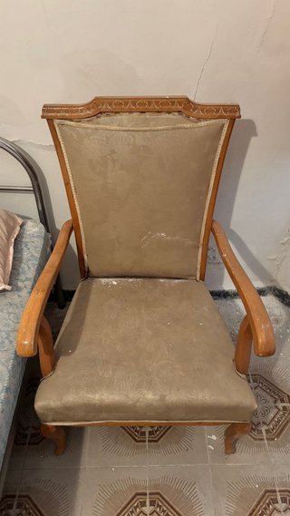 Sillón de madera y tela beige
