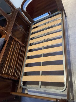 Cama individual con somier de láminas