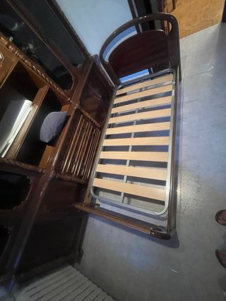 Cama individual con somier de láminas