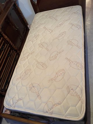 Cama individual con somier de láminas