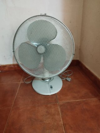 Ventilador de mesa plateado y blanco