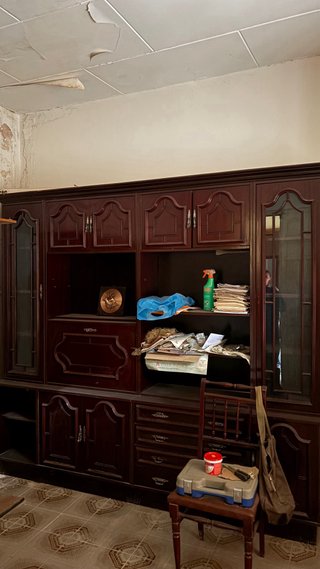 Mueble TV madera con vitrina
