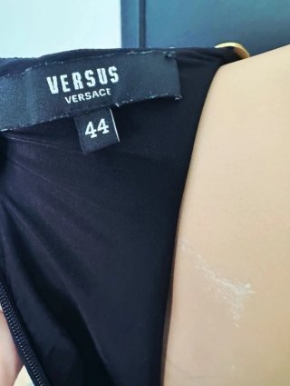Vestido Versace Negro con Detalles Dorados