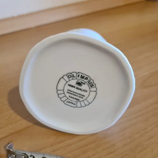 Lattiera in ceramica bianca